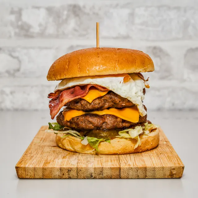 Fotografía gastronómica de una hamburguesa sobre una tabla