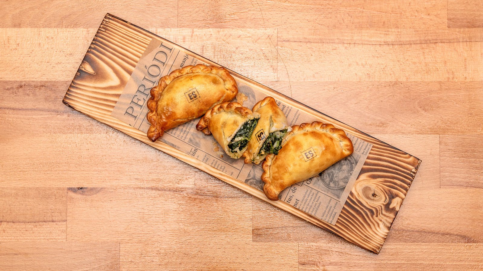 Empanadas horneadas presentadas sobre una tabla