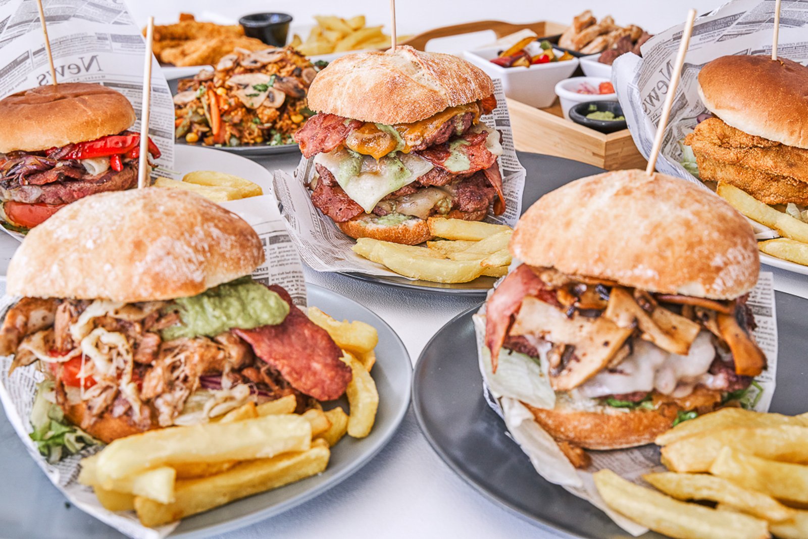 Selección de hamburguesas gourmet con patatas fritas