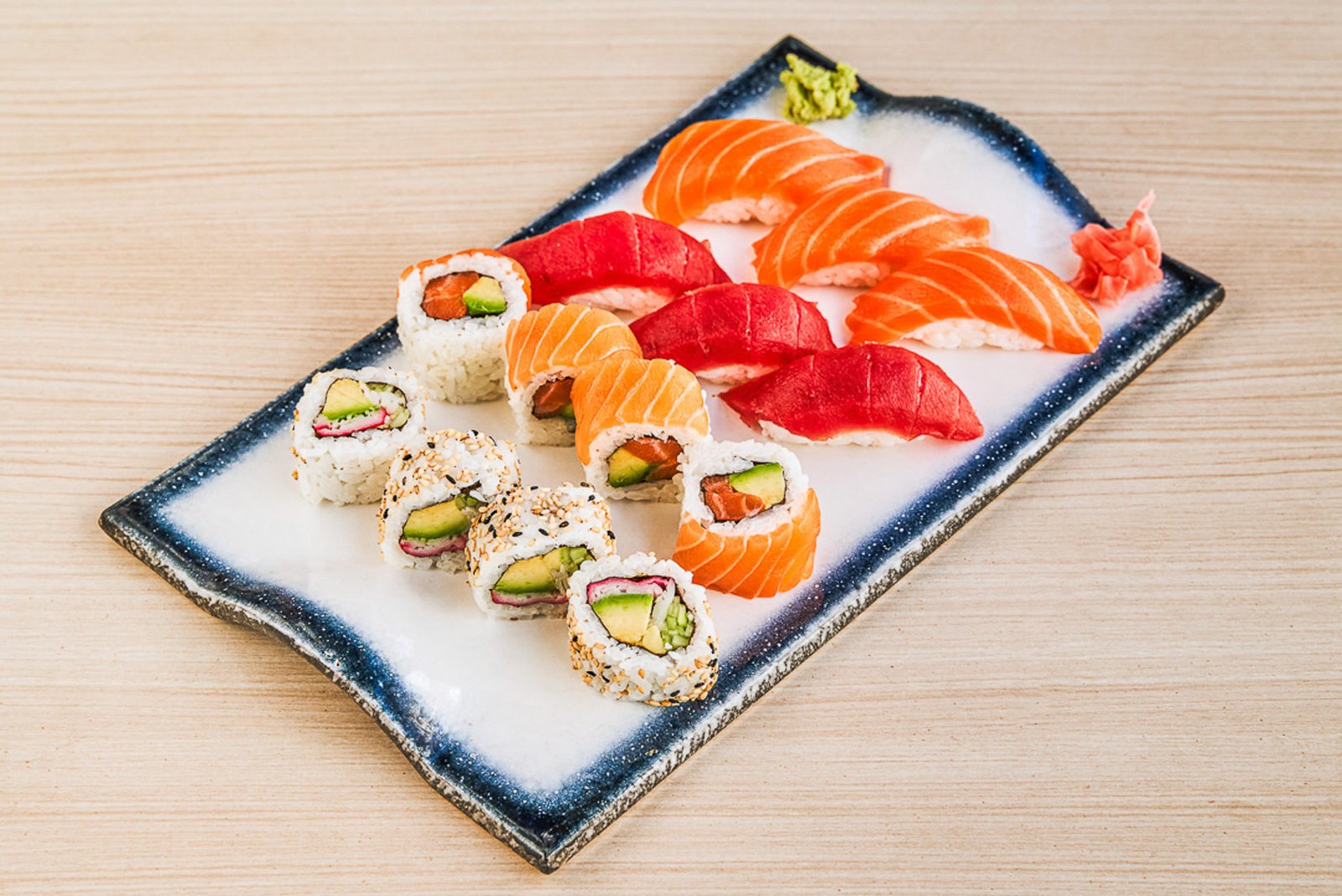 Selección de sushi en una fuente de cerámica
